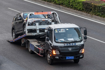 汽車救援與拖車 如何確保路上突發(fā)狀況時(shí)的安全與高效？